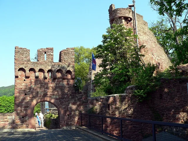 Turm und Mauern der Clingenburg