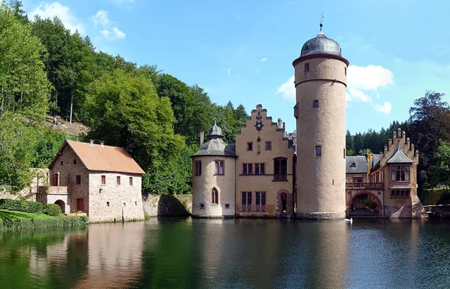 Wasserschloss Mespelbrunn mit Spiegelung im Wasser
