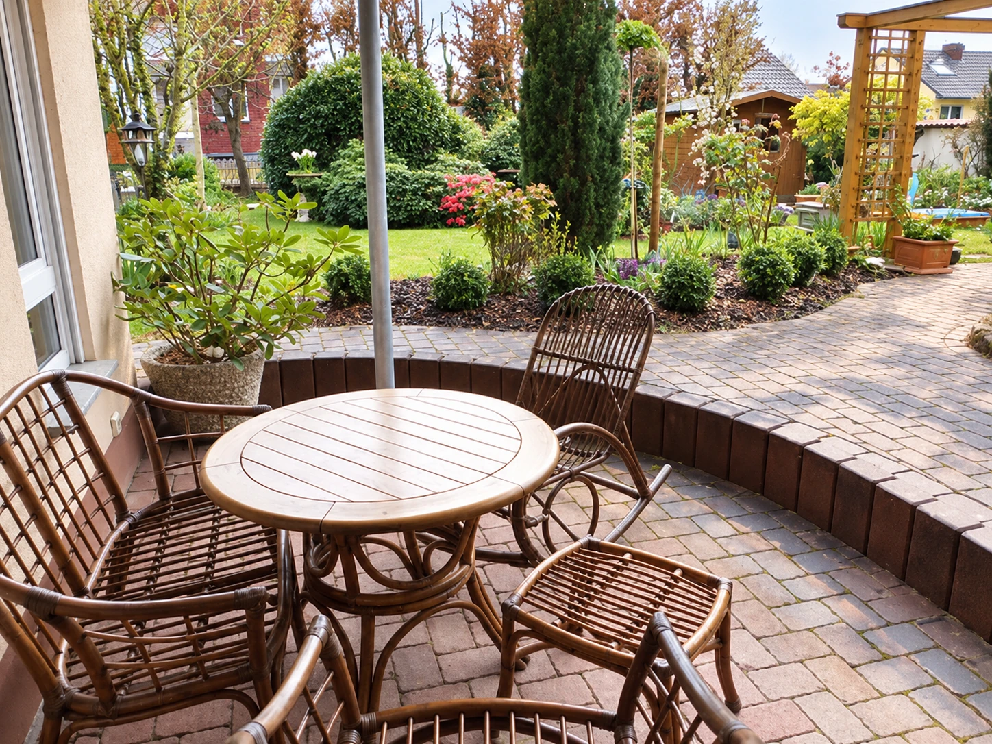Überdachte Terrasse der Ferienwohnung Emilia mit Blick in den Garten